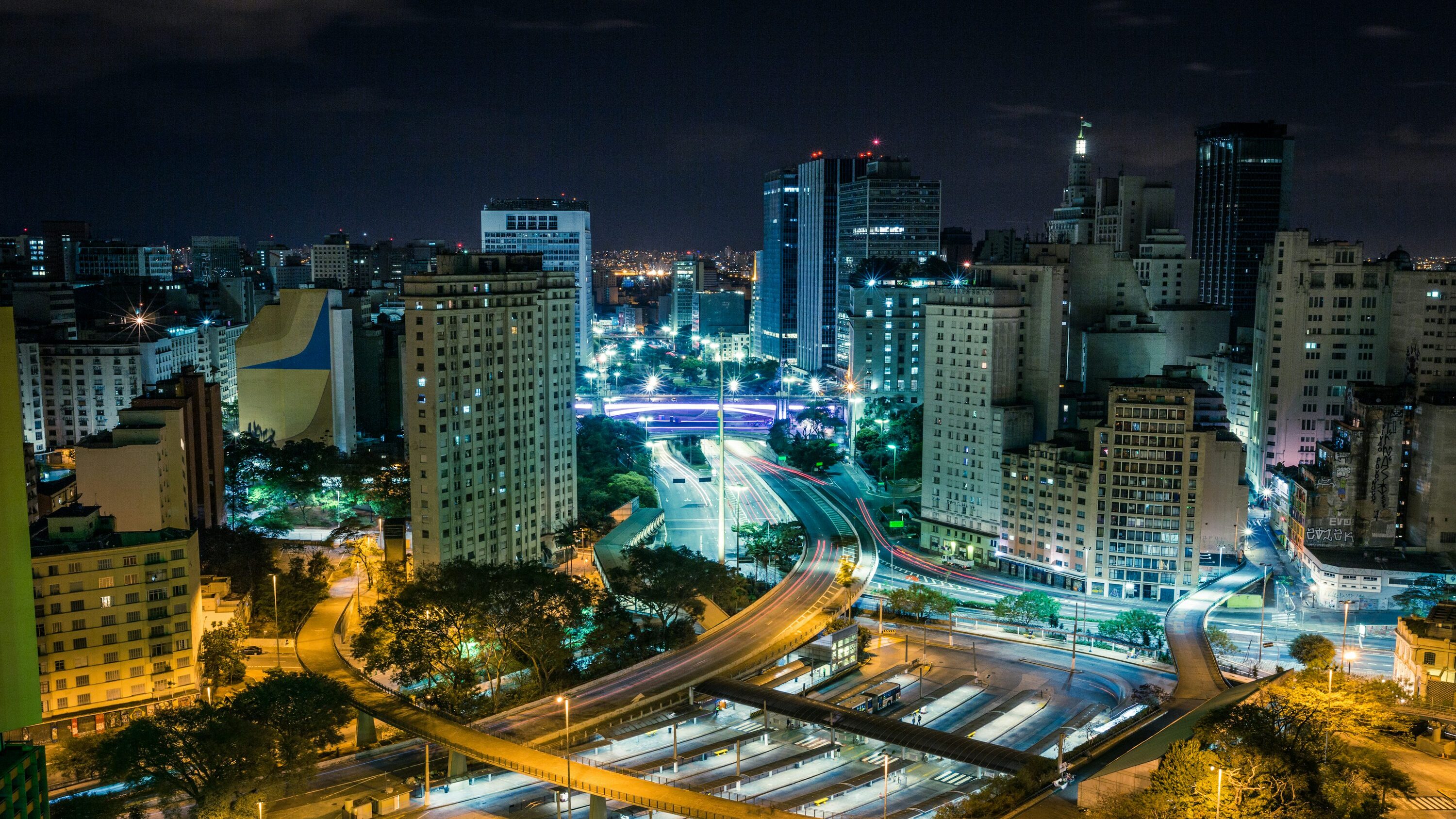Imagem da cidade com prédios modernos